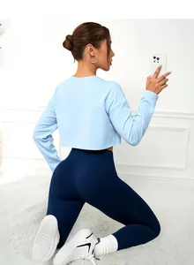 Vue détaillée de l'ensemble de yoga sans couture avec haut court bleu et legging bleu marine