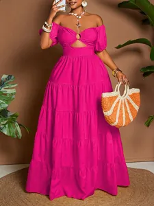 Abito lungo rosa a balze con spalle scoperte e dettaglio cut-out per le vacanze estive al mare