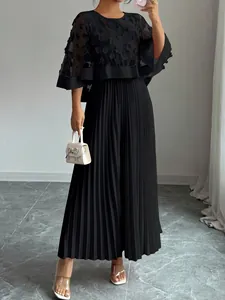 Elegante plus size zwarte midi-jurk met mesh cape en geplooide rok detail voor dames