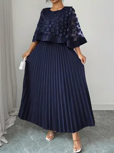 Elegante donkerblauwe plus size maxi-jurk met bloemen mesh cape en geplooide rok