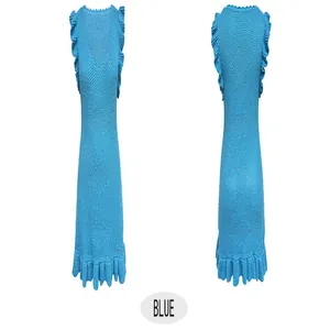 Vista dettagliata del copricostume blu lavorato a maglia senza maniche traforato