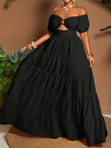 Elegante abito lungo nero a spalle scoperte con dettagli cut-out per l'estate calda