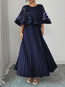 Elegante marineblauwe geplooide maxi-jurk met bloemen mesh cape en een ronde hals