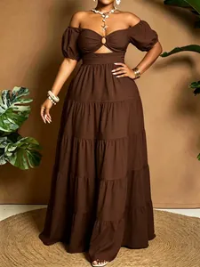 Dettaglio abito lungo a balze marrone taglie forti con spalle scoperte e cut-out