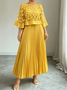 Elegante gele geplooide midi-jurk met een mesh bloemenmantel en 3D-bloemendetails