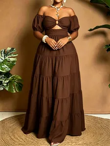 Elegante abito lungo marrone a balze con spalle scoperte e chic design cut-out frontale