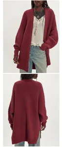 Vista dettagliata fronte e retro di un cardigan in maglia grossa bordeaux oversize