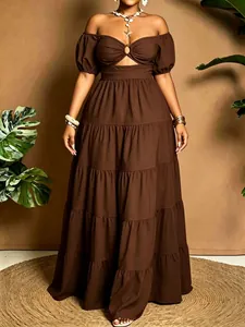 Elegante abito lungo marrone con spalle scoperte, gonna a balze e dettaglio cut-out.