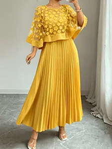 Elegante gele maxi-jurk met bloemige mesh-cape en fijn geplooide rok voor elke gelegenheid