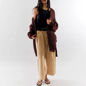 Cardigan in maglia bordeaux oversize da donna con una silhouette casual e vestibilità ampia
