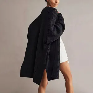 Cardigan in maglia nera oversize da donna con trama spessa e spacco laterale unico