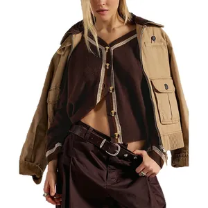 Cárdigan de punto marrón para mujer y chaqueta cargo caqui para un look de otoño