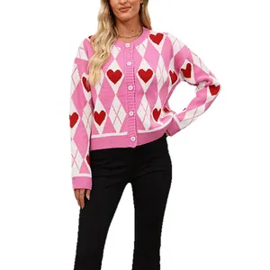 Gilet en maille losanges rose et blanc avec cœurs rouges et boutons blancs