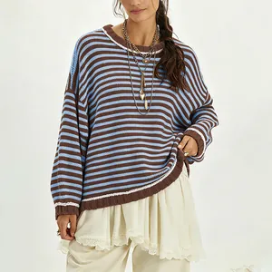 Oversized gestreepte gebreide damestrui met ronde hals en blauwe en bruine strepen