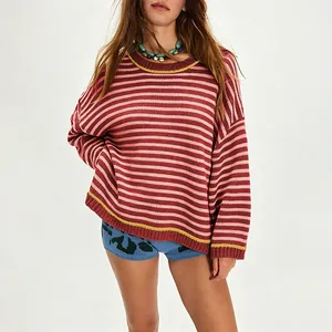 Casual ruimvallende gebreide trui met rood-roze strepen en gele contrastbies