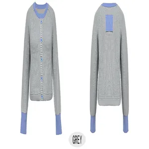 Detaillierte Vorder- und Rückansicht einer modischen grau-blauen Strickjacke im Farbblock-Stil