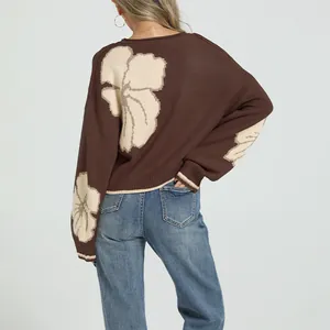 Vue arrière d'un pull en maille marron pour femme avec de grands motifs jacquard fleuris crème