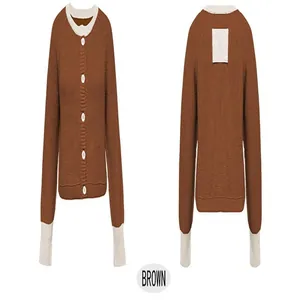 Vorder- und Rückansicht des braunen Strick-Cardigans mit weißem Kragen und Bündchen