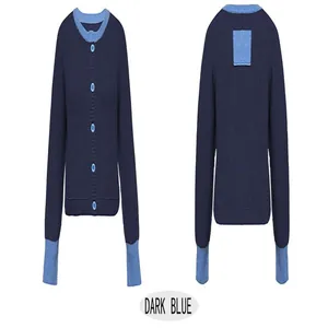 Vorder- und Rückansicht eines dunkelblauen Cardigans mit hellblauen Kontrastbesätzen.