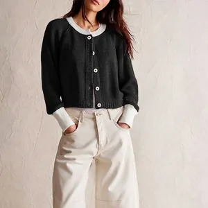 Damen-Strickjacke mit Kontrastbesatz, Rundhalsausschnitt und Knöpfen in Schwarz