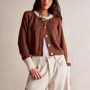 Damen Strickjacke mit Kontrastfarben, Rundhals und Knöpfen, am Modell präsentiert