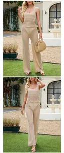 Modèle portant un ensemble deux pièces en tricot ajouré beige sans manches