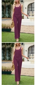 Ensemble d'été en tricot crochet violet avec haut sans manches et pantalon ajouré.