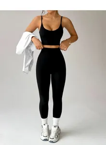 Vue détaillée de l'ensemble de yoga noir sans couture pour femmes avec brassière et leggings