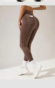 Detailansicht der braunen nahtlosen High-Waist-Yogahose mit praktischer Handytasche