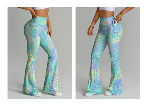 Yoga-Schlaghose mit hoher Taille, buntem Leopardenmuster und praktischen Seitentaschen.