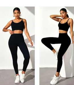 Vue détaillée d'un ensemble de yoga noir sans couture avec soutien-gorge et legging taille haute