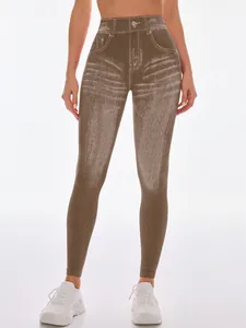 Detailansicht der braunen nahtlosen Yoga-Leggings in Jeans-Optik an einem sportlichen Model.