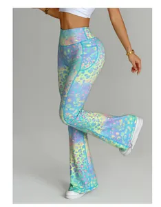 Nahaufnahme von ausgestellten Yoga-Hosen mit hohem Bund und buntem Leopardenmuster.