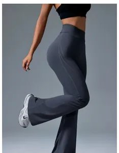 Detailansicht der vorteilhaften High-Waist-Passform der ausgestellten Yogahose in Anthrazit