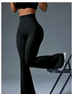 Schwarze High-Waist-Yoga-Flare-Hose mit Booty-Lift-Effekt für Fitness und Sportstudio.