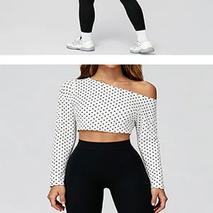 Detailaufnahme eines gepunkteten One-Shoulder-Crop-Tops und schwarzer Yoga-Leggings