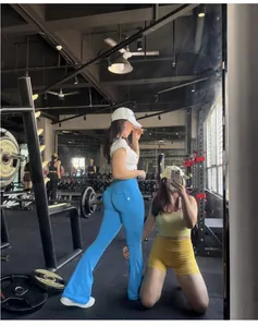 Pantalon de yoga évasé bleu vif à taille haute avec poches dans une salle de sport