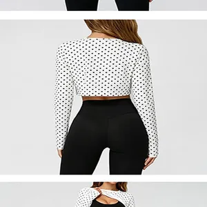 Rückansicht eines nahtlosen Polka-Dot-Yoga-Crop-Tops und schwarzer Leggings für Damen