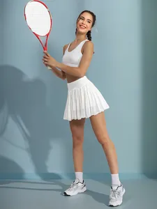 Gonna da tennis a pieghe bianca professionale con vita alta e dettagli in rete traspirante.
