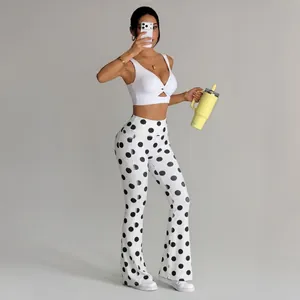 Stylische weiße ausgestellte Yogahose mit Punkten und hohem Bund