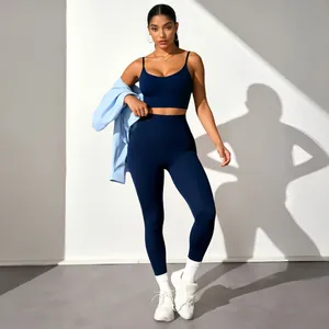 Ensemble de yoga sans couture 3 pièces pour femme avec brassière, legging et veste bleu.