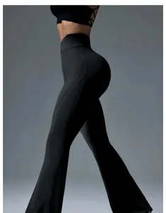 Seitenprofil einer schwarzen Schlag-Yogahose für Damen mit hohem Bund und Push-Up-Schnitt