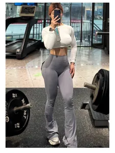 Pantalon de yoga évasé à taille haute avec poches porté par un mannequin dans une salle de sport