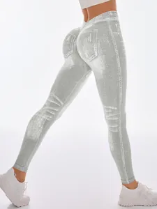 Detailansicht der nahtlosen Yoga-Leggings in Jeansoptik mit Scrunch-Butt-Lift-Design.