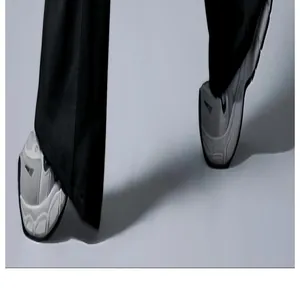 Detailansicht der schwarzen Schlag-Yogahose mit hoher Taille und grauen Turnschuhen