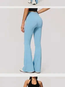 Detailansicht Rückseite hellblaue ausgestellte Yogahose mit hoher Taille für Fitness