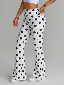 Detailansicht der ausgestellten Yoga-Hose mit Polka-Dot-Print und Seitentasche