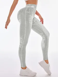 Seitenansicht der nahtlosen Yoga-Hose in Denim-Optik mit hoher Taille und Push-up