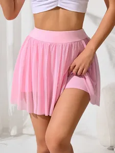 Dettaglio della gonna pantalone sportiva rosa in mesh a vita alta con fodera.