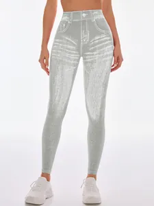 Vollansicht einer grauen nahtlosen Yogahose mit realistischem Denim-Druck-Design